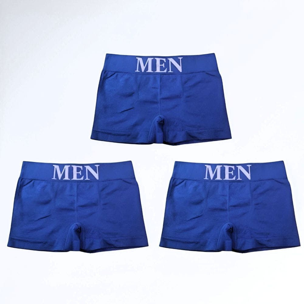 Kit com 3 cuecas boxer masculinas azul marinho, elástico largo estampado “MEN” e tecido elástico confortável.