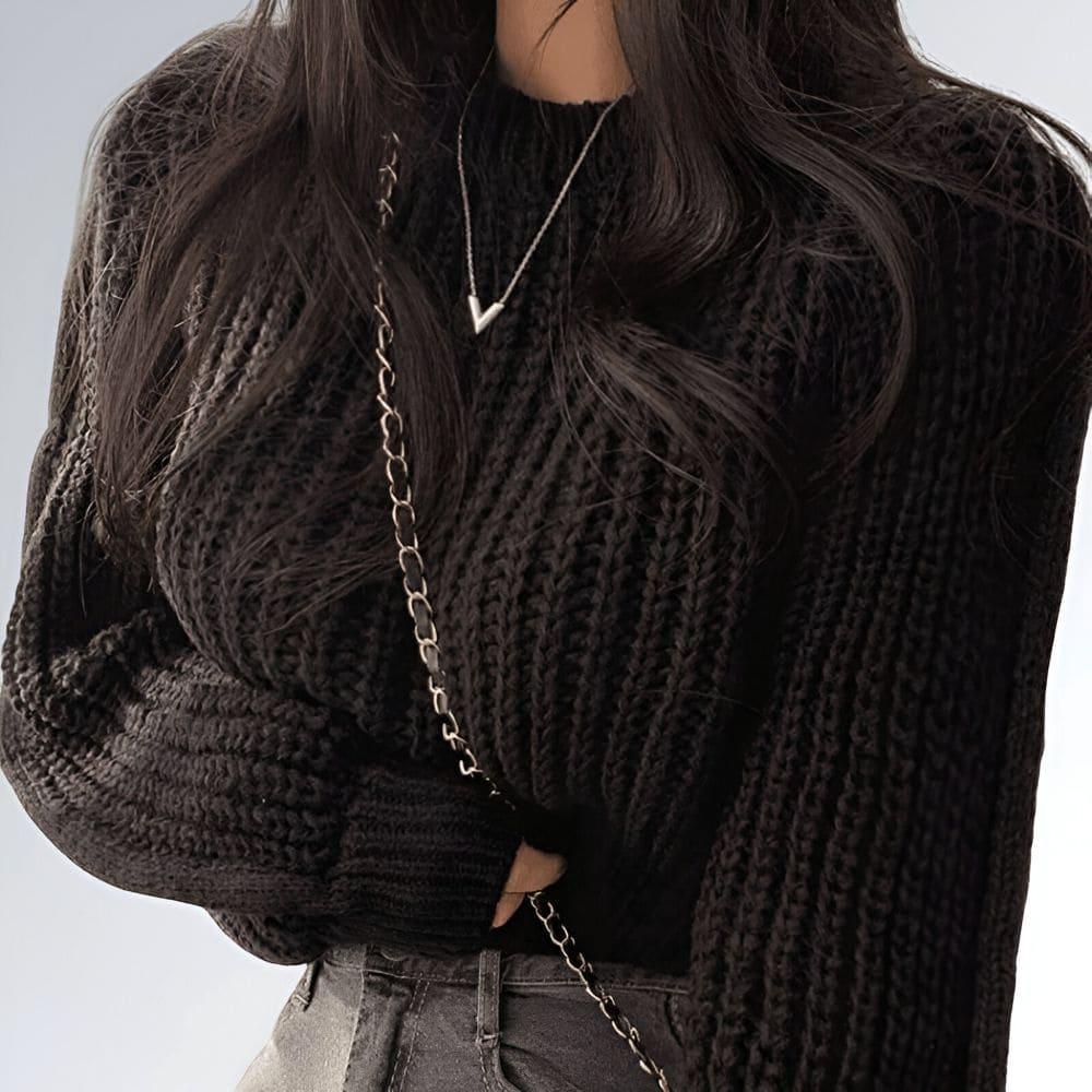 Blusa de lã feminina preta com manga longa e textura canelada, ideal para compor looks de inverno.