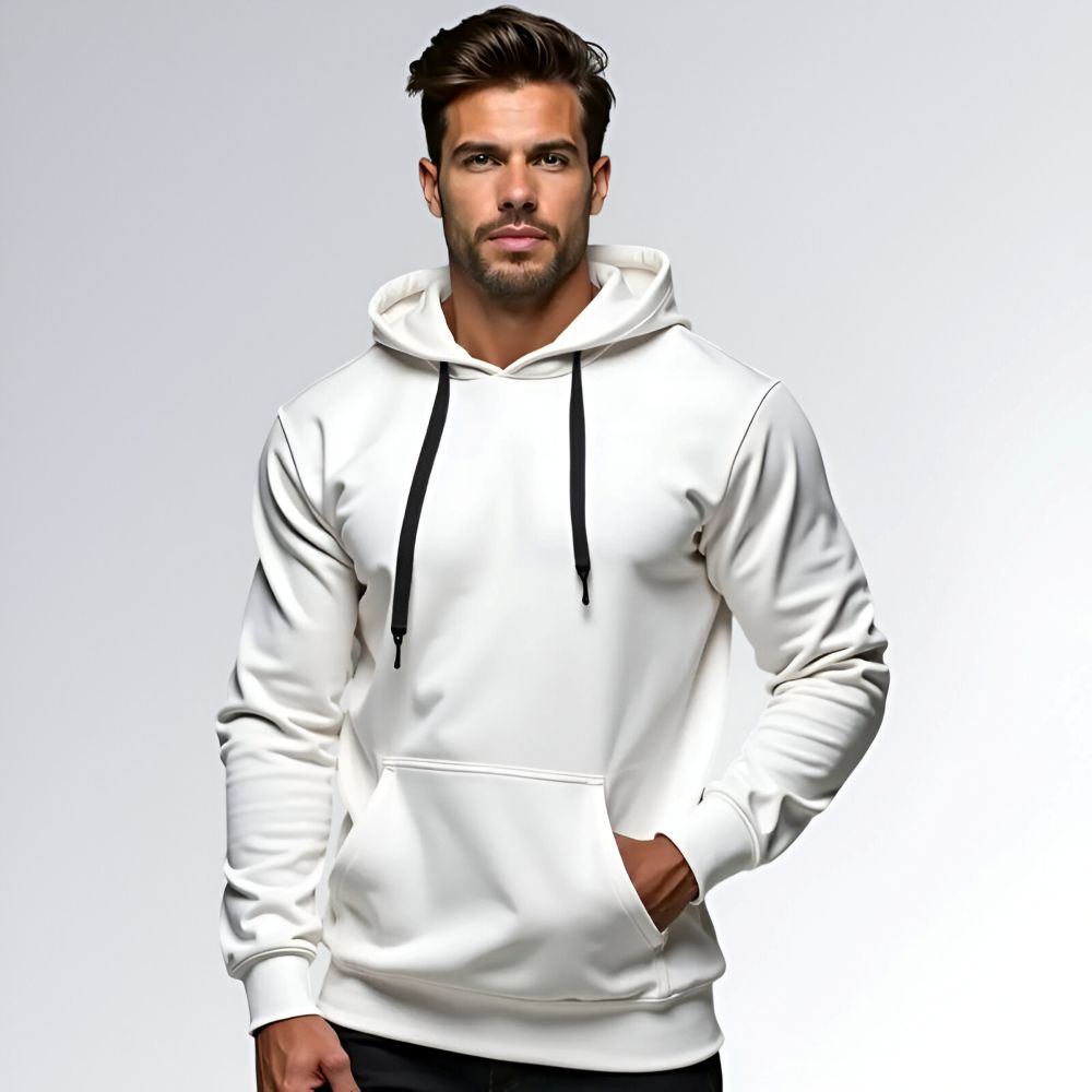 Blusa de moletom flanelada branca masculina com capuz, bolso frontal canguru e cordões ajustáveis.