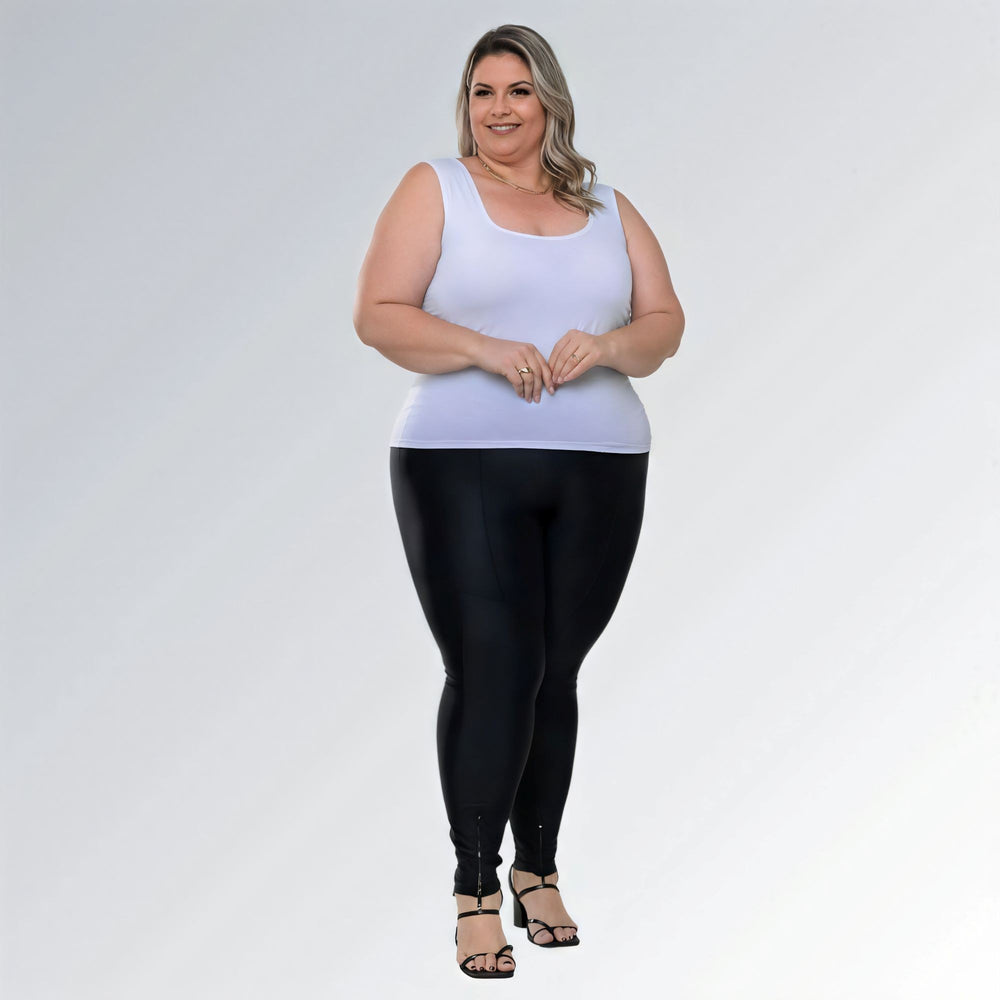 Blusa regata branca feminina plus size com decote quadrado, alça larga e tecido confortável.