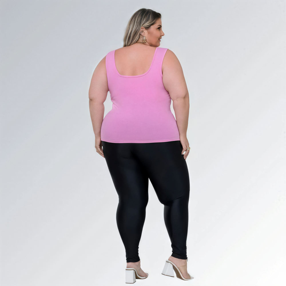 Blusa regata rosa feminina plus size com decote quadrado, alça larga e tecido confortável.