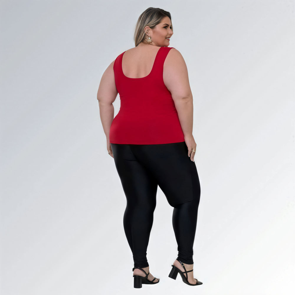 Blusa regata vermelha feminina plus size com decote quadrado, alça larga e tecido confortável.