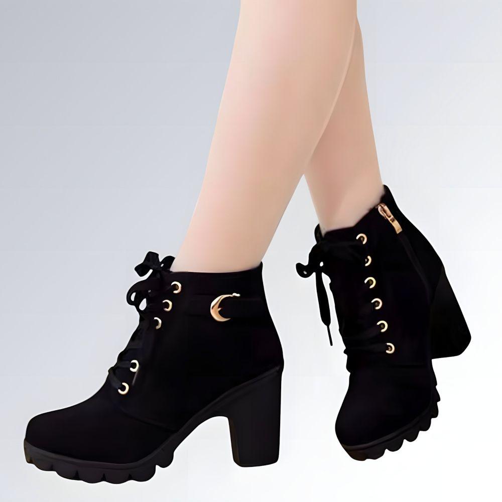 Bota feminina Fanan estilo europeu em couro sintético preto, salto grosso, cadarço e detalhe dourado.