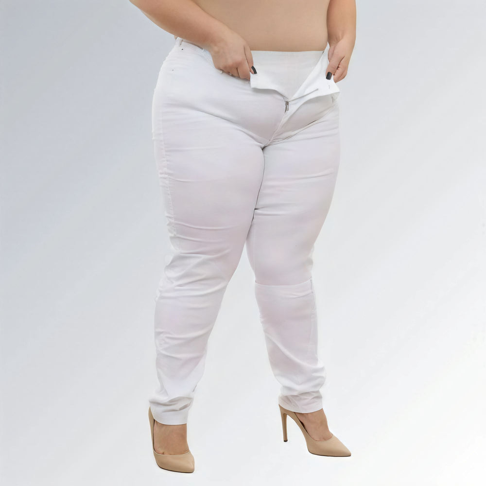 Calça branca feminina plus size de cintura alta com alça lipo, modelo premium e caimento ajustado.
