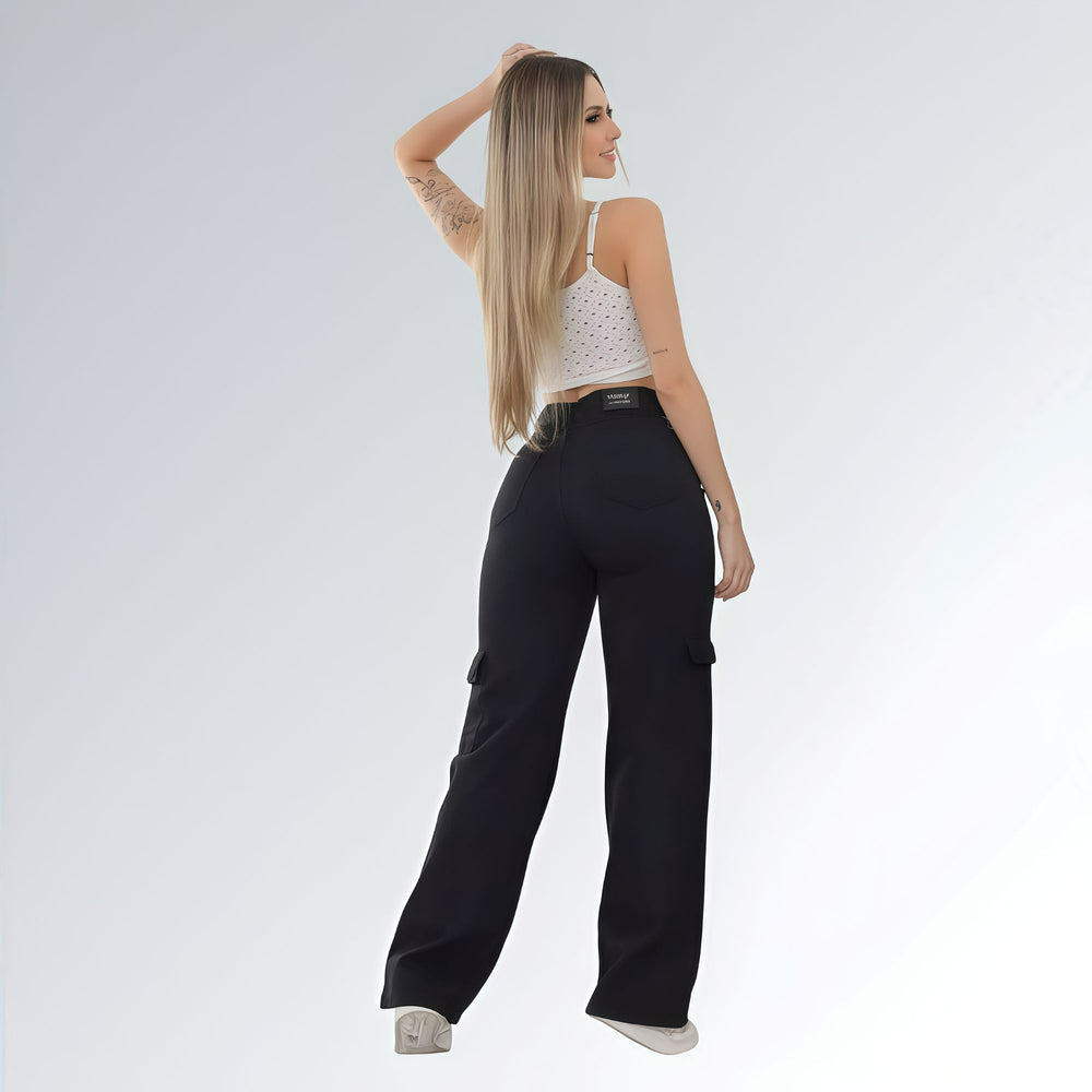 Calça feminina cargo em sarja preta, modelagem wide leg com bolsos laterais e cintura alta.
