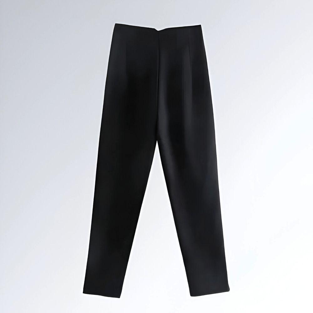 Calça formal feminina preta com cintura alta, corte reto e acabamento liso para ocasiões sociais ou profissionais.