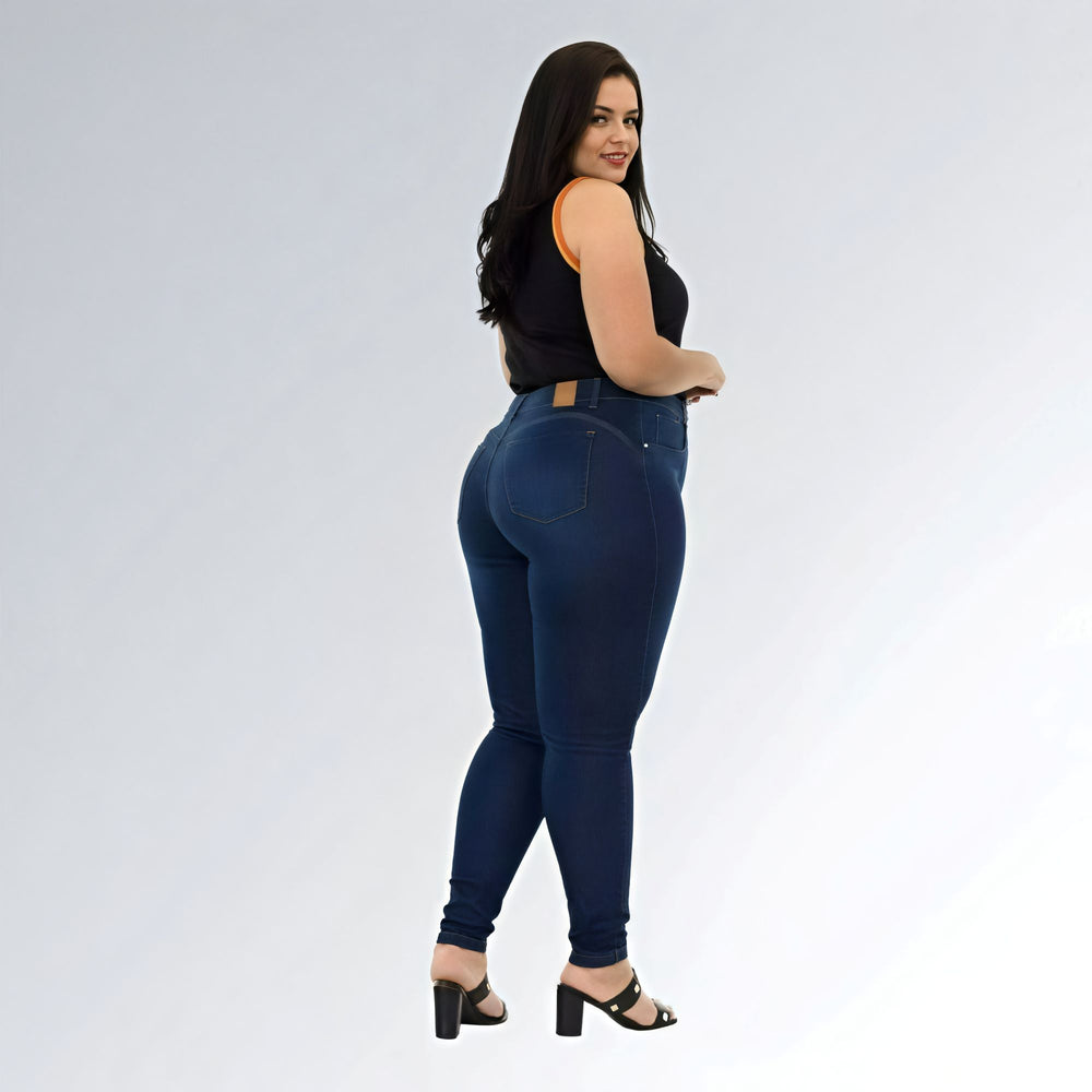 Calça jeans feminina plus size azul escuro, cintura alta com bolsos frontais e caimento ajustado.