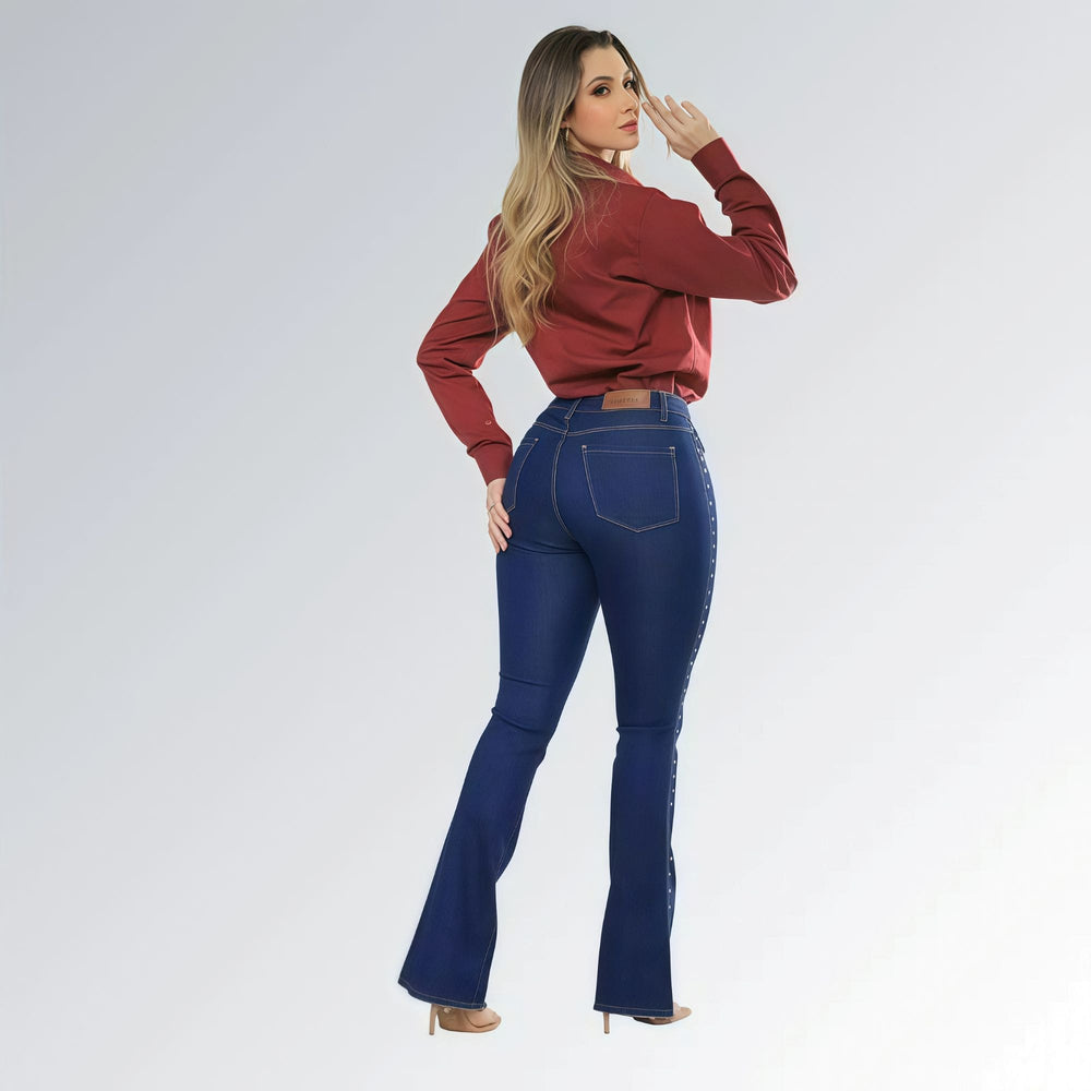 Calça jeans flare Dark Side feminina azul escura com cintura alta, detalhes de strass nas laterais e barra levemente aberta — peça moderna disponível para venda online de moda casual e sofisticada.