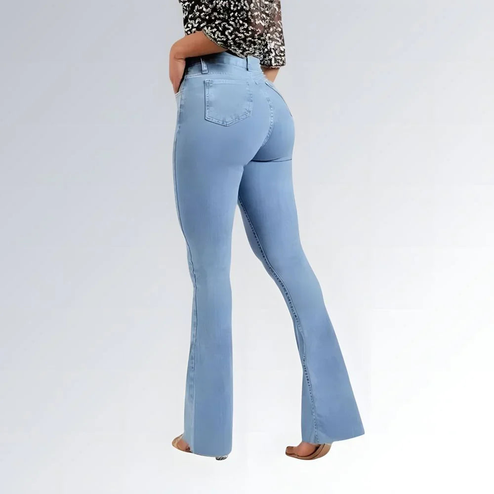 Calça jeans flare feminina azul clara, cintura alta e modelagem alongada para looks casuais e estilosos.