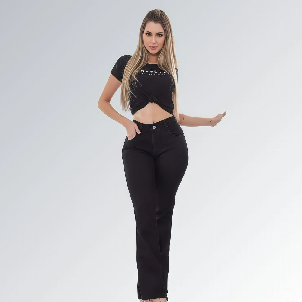 Calça jeans flare preta feminina com cintura média, fechamento frontal em botão e zíper, tecido ajustado e barra levemente aberta — peça moderna disponível para venda online de moda casual e elegante.