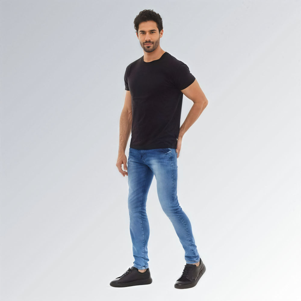 Calça jeans masculina skinny azul delavê, modelo premium com caimento ajustado e visual moderno.