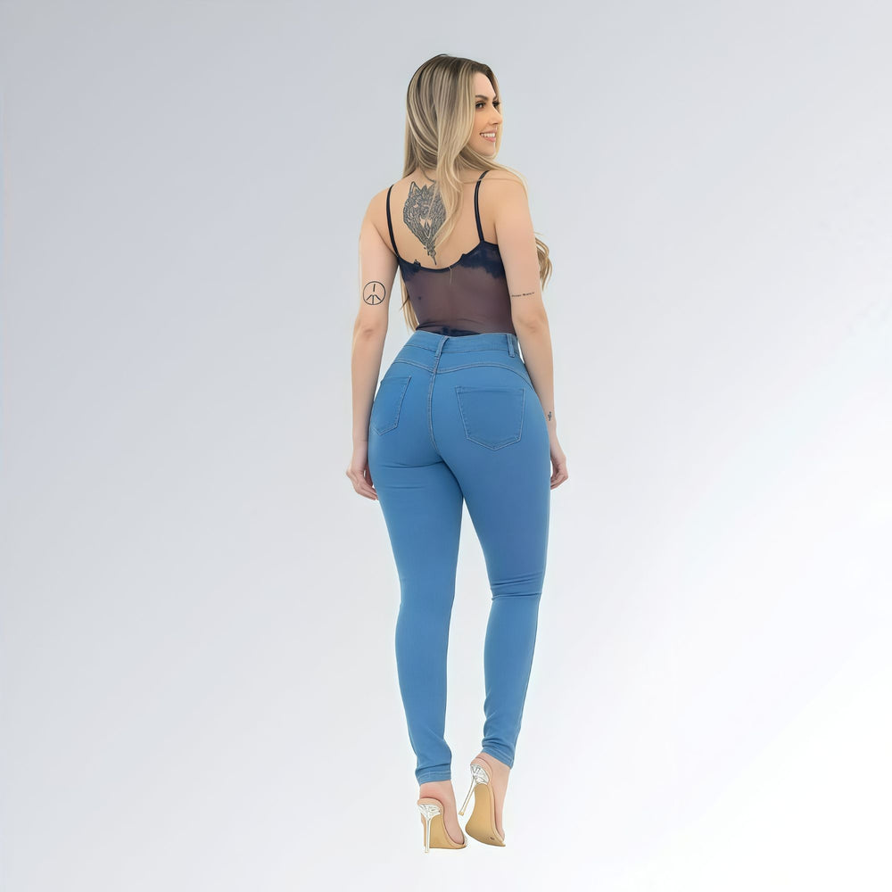Calça jeans skinny feminina azul claro délave, cintura alta com bolsos frontais e caimento ajustado.