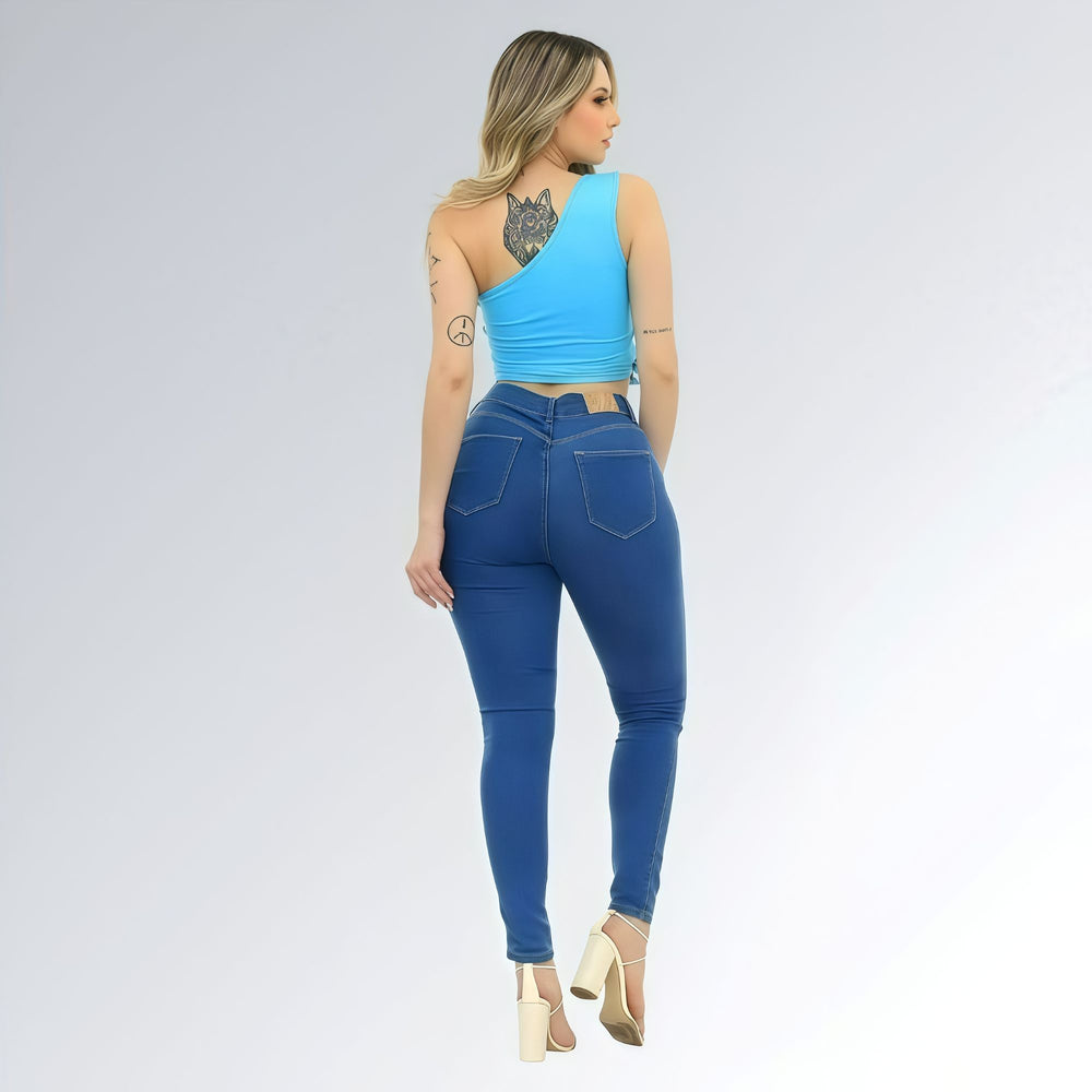 Calça jeans skinny feminina azul claro, cintura alta com efeito levanta bumbum e caimento ajustado.