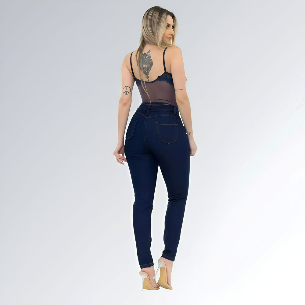 Calça jeans skinny feminina azul escuro, cintura alta com bolsos frontais e traseiros, modelo básico e ajustado.