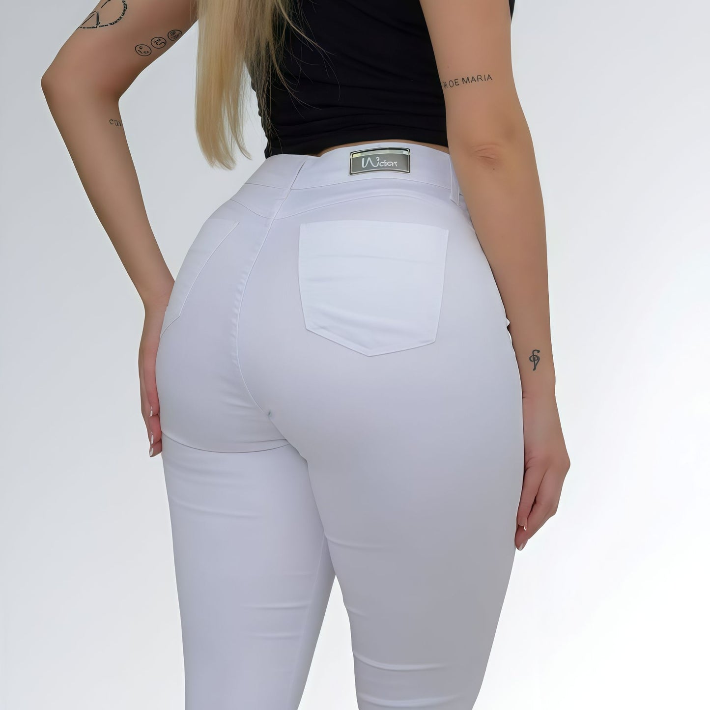 Calça jeans skinny feminina branca, cintura alta com fechamento por botão e tecido confortável com ajuste ao corpo.