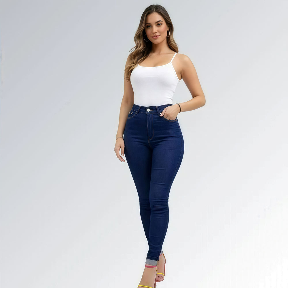 Calça jeans skinny feminina escura Pthirillo de cintura alta com fechamento em botão e zíper, bolsos frontais e costura aparente — peça moderna disponível para venda online de moda casual.