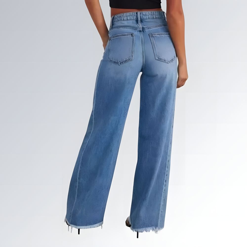 Calça jeans feminina azul clara, cintura alta com modelagem solta e perna larga, bolsos frontais e traseiros.