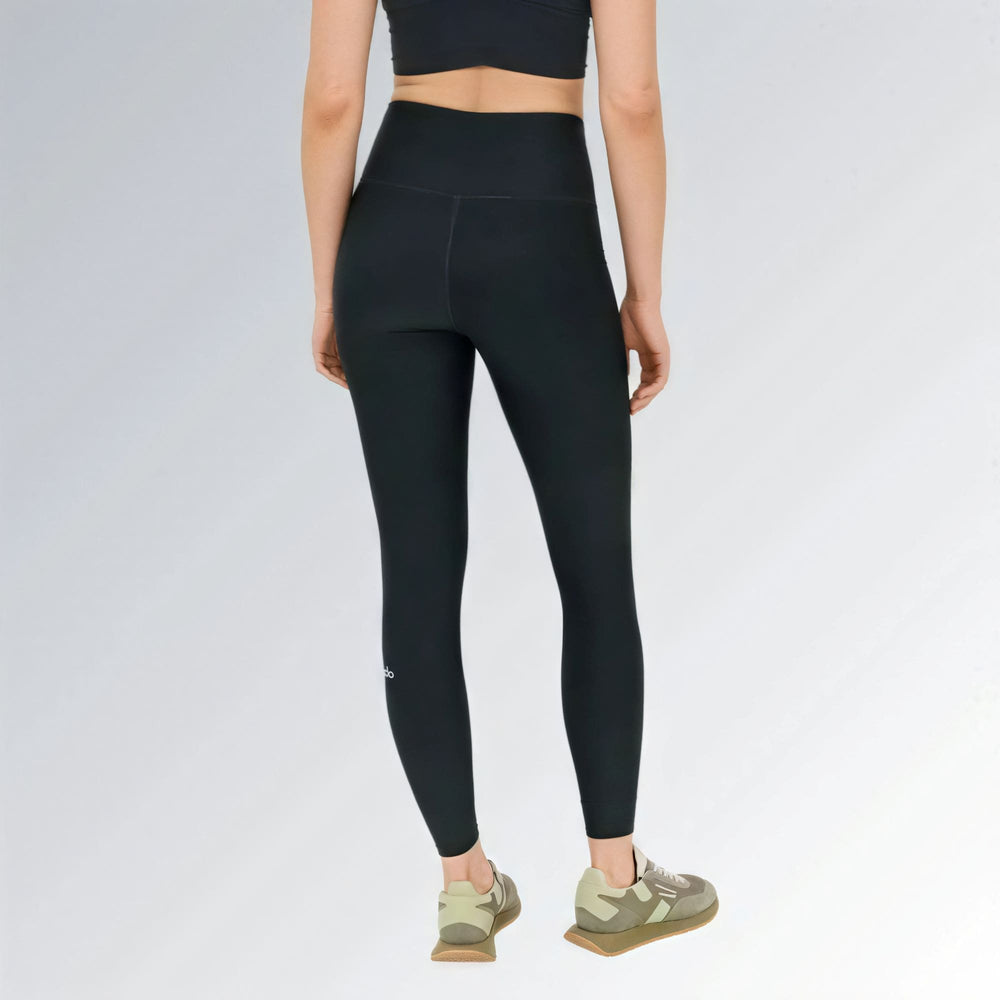 Calça legging feminina preta de cintura alta com ajuste firme, estilo urbano esportivo e visual moderno.