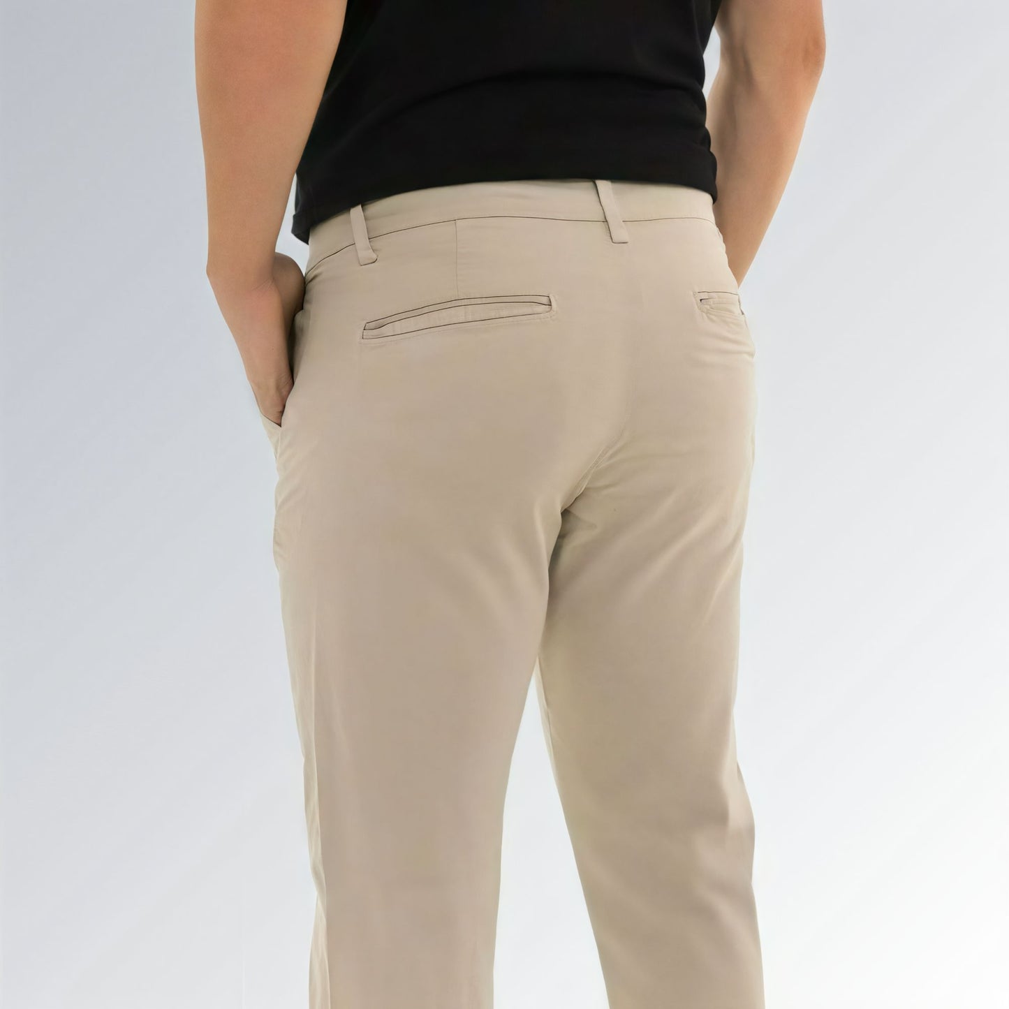 Calça masculina bege em sarja modelo Tailor Canivete, estilo casual social com cintura média e bolsos laterais.