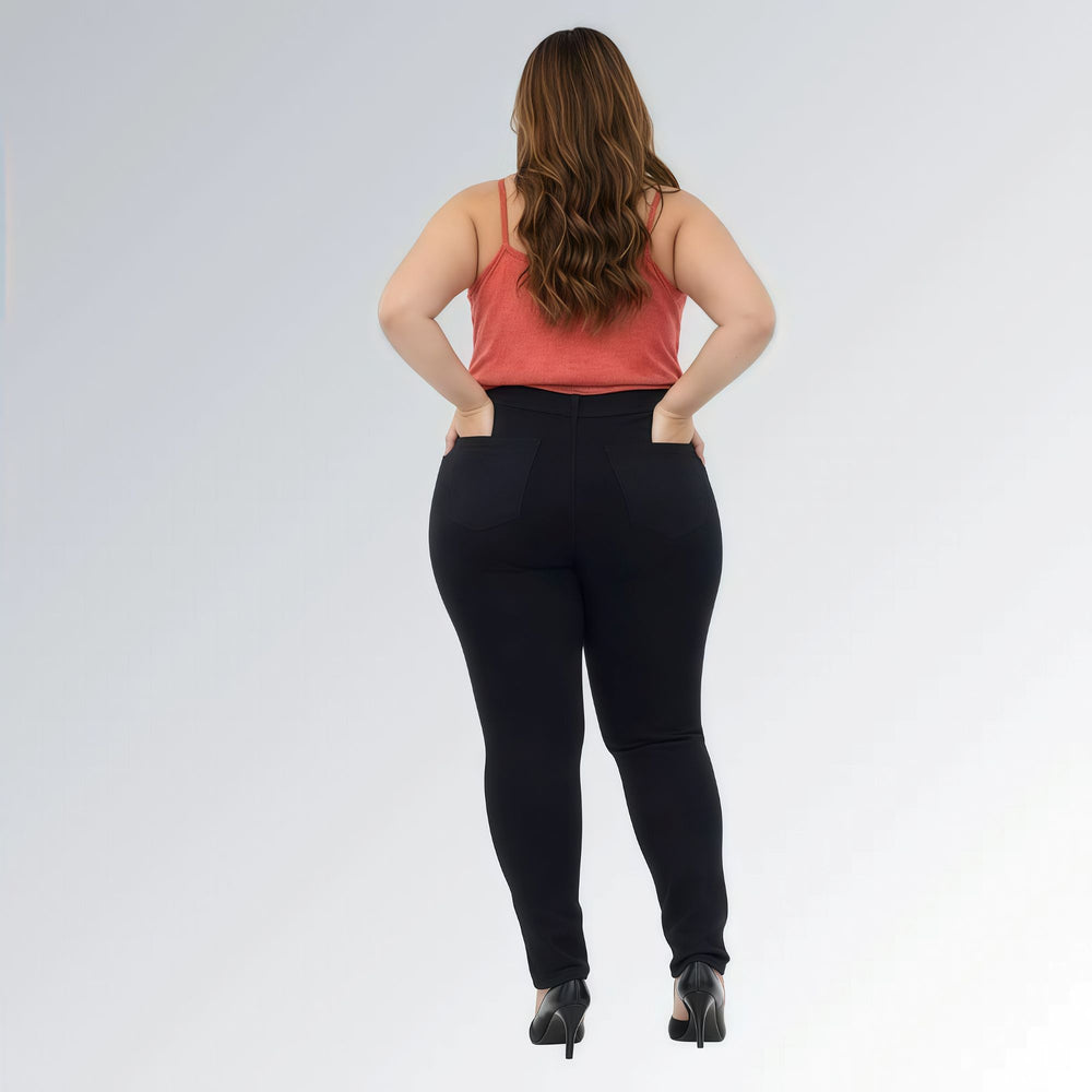 Mulher usando uma Calça Skinny Plus Size Preta Cintura Alta Modelo Premium.