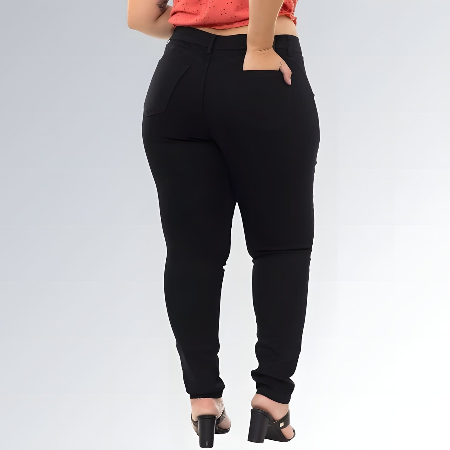 Mulher usando uma Calça Skinny Plus Size Preta Cintura Alta Modelo Premium.
