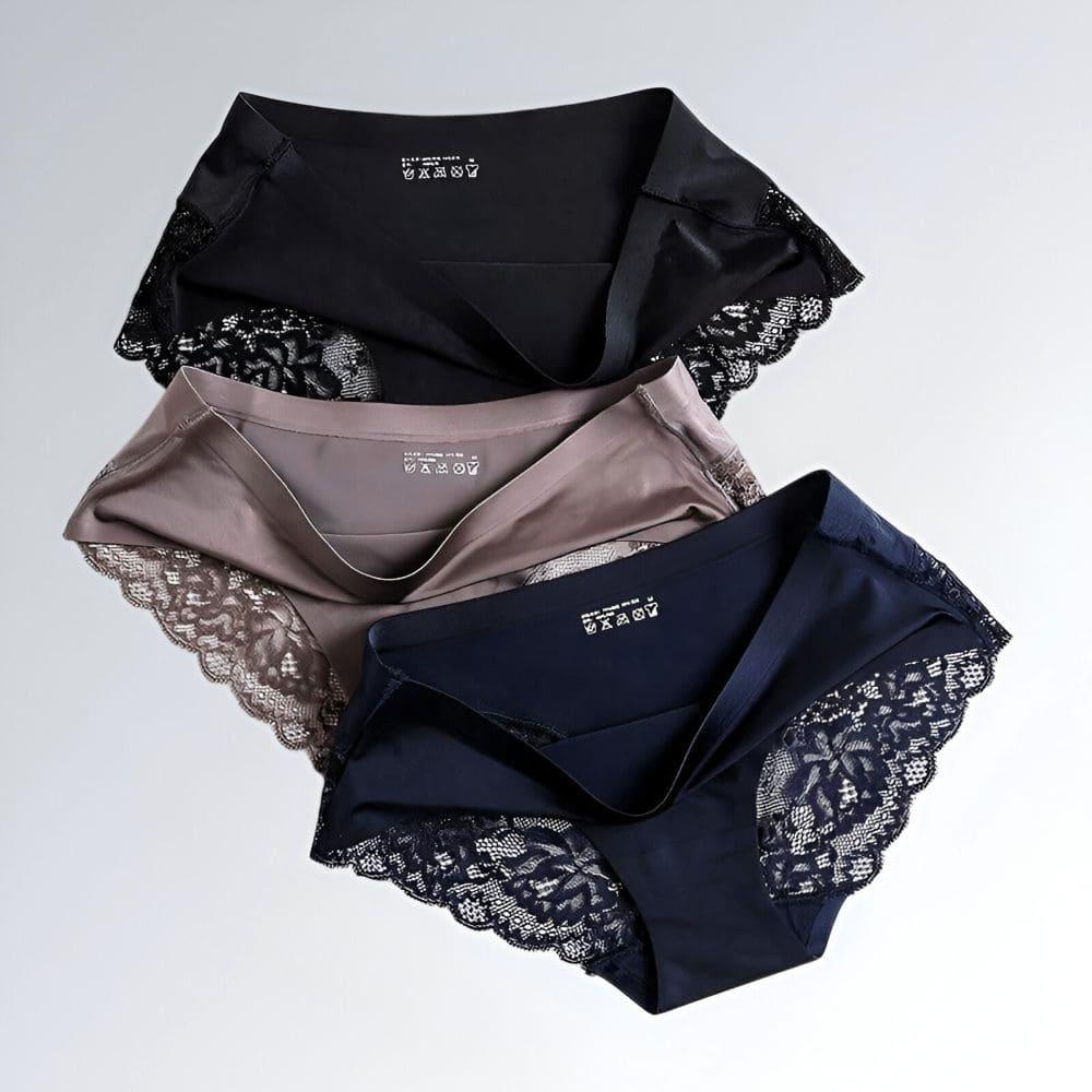Calcinha feminina com laterais em renda requintada, tecido liso e design elegante para conjunto de 3 peças.