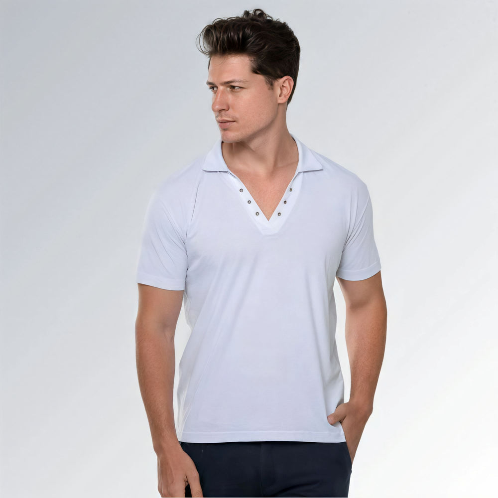 Camisa polo masculina branca em algodão, estilo moderno com gola personalizada e detalhes metálicos frontais.