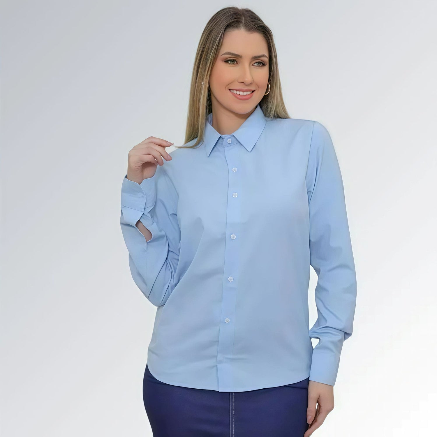 Camisa social feminina azul-claro slim Pthirillo manga longa com gola clássica e fechamento frontal em botões — peça elegante disponível para venda online de moda formal e casual.
