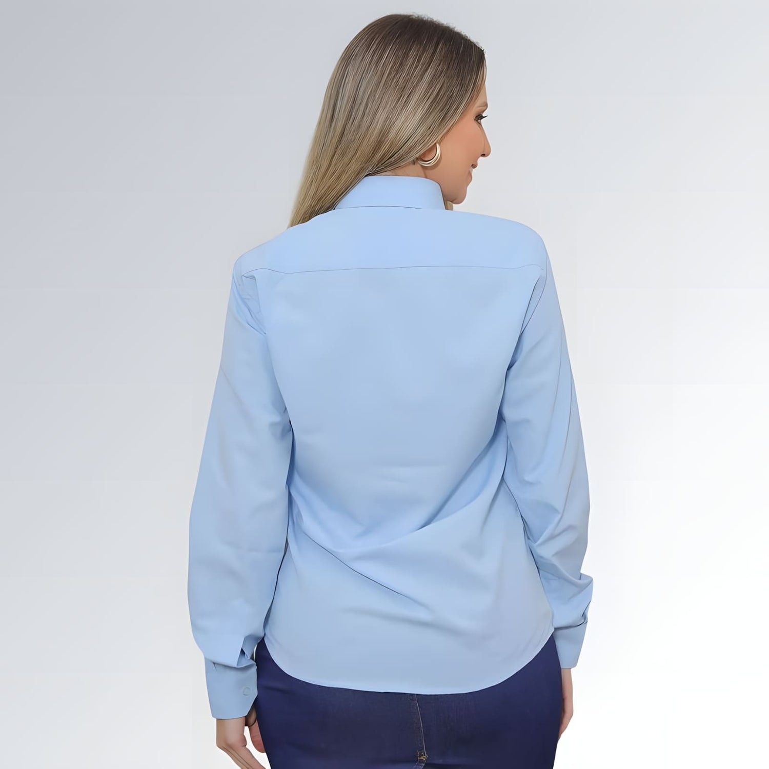Camisa social feminina azul-claro slim Pthirillo manga longa com gola clássica e fechamento frontal em botões — peça elegante disponível para venda online de moda formal e casual.