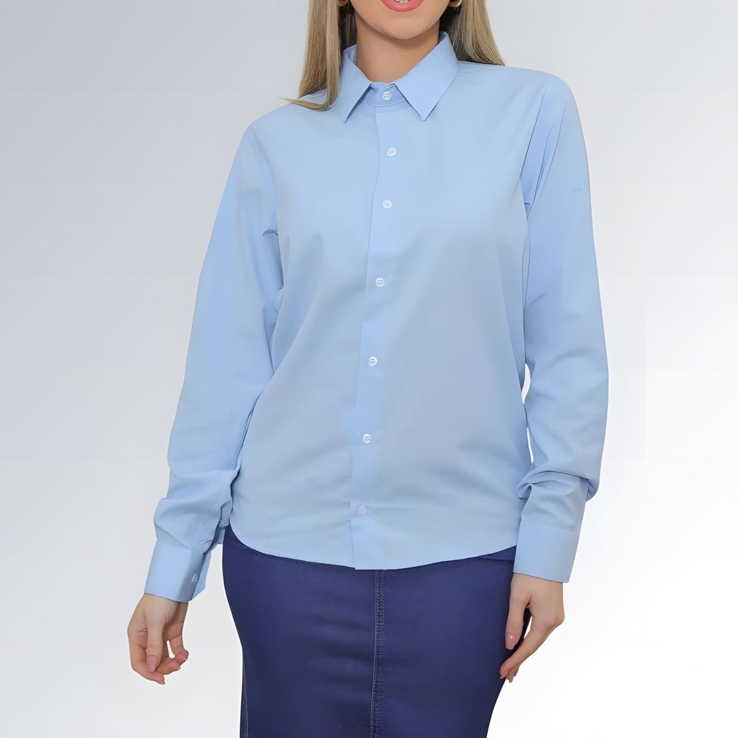 Camisa social feminina azul-claro slim Pthirillo manga longa com gola clássica e fechamento frontal em botões — peça elegante disponível para venda online de moda formal e casual.
