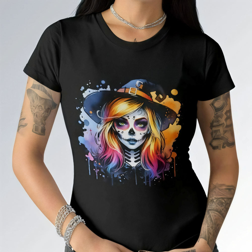 Camiseta feminina preta GuGi com estampa artística de bruxa estilo Halloween, alças finas e visual criativo.