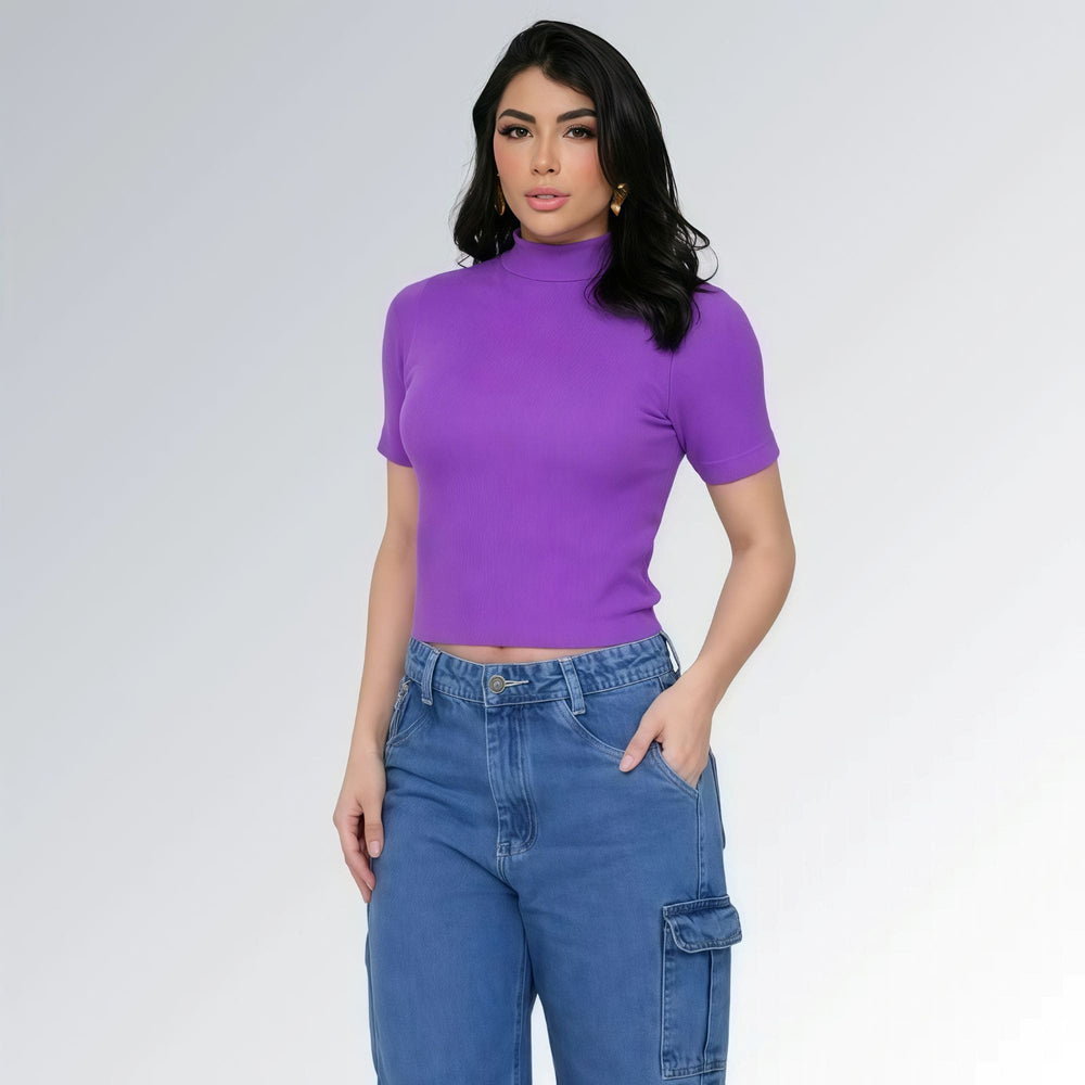 Camiseta manga curta gola alta parcial feminina roxa ajustada, combinada com calça jeans cargo azul com bolsos laterais — peça moderna disponível para venda online de moda casual.