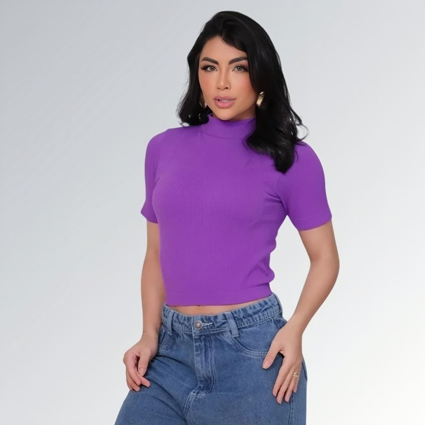 Camiseta manga curta gola alta parcial feminina roxa ajustada, combinada com calça jeans cargo azul com bolsos laterais — peça moderna disponível para venda online de moda casual.