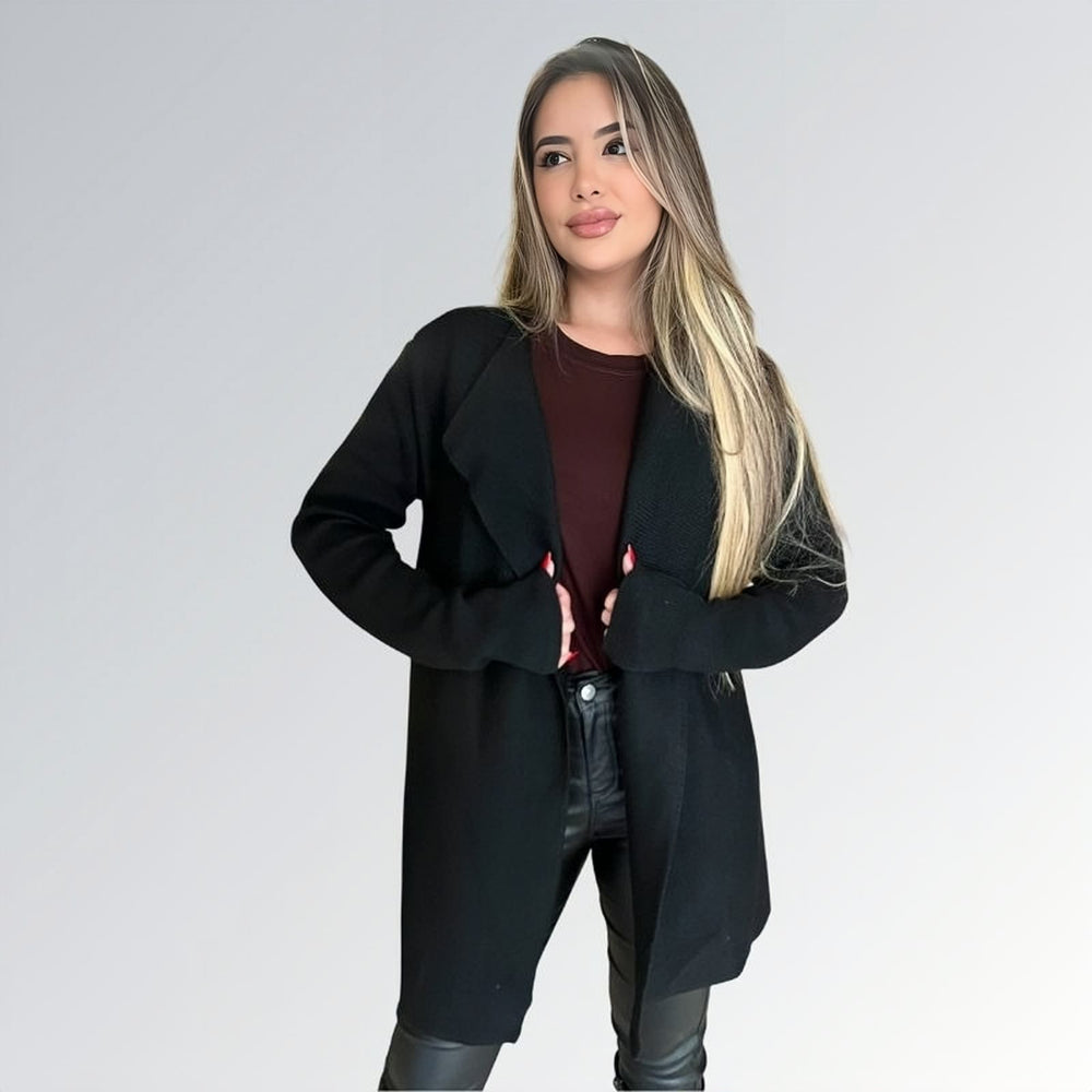 Blazer Cardigã kimono feminino preto longo sobre blusa vinho e calça de couro preta — peça versátil disponível para venda online de moda feminina elegante.