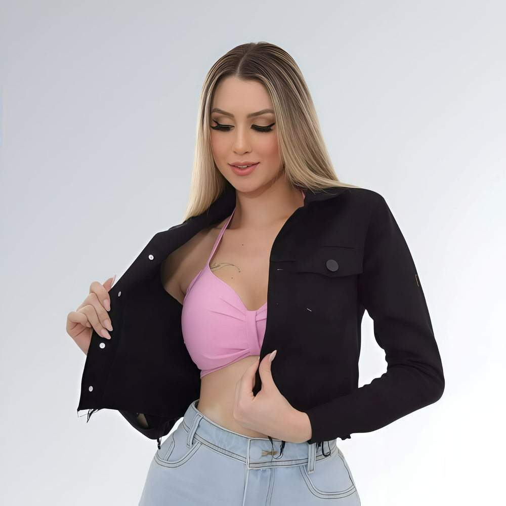 Jaqueta cropped feminina em sarja preta, com bolsos frontais com aba e fechamento por botões.