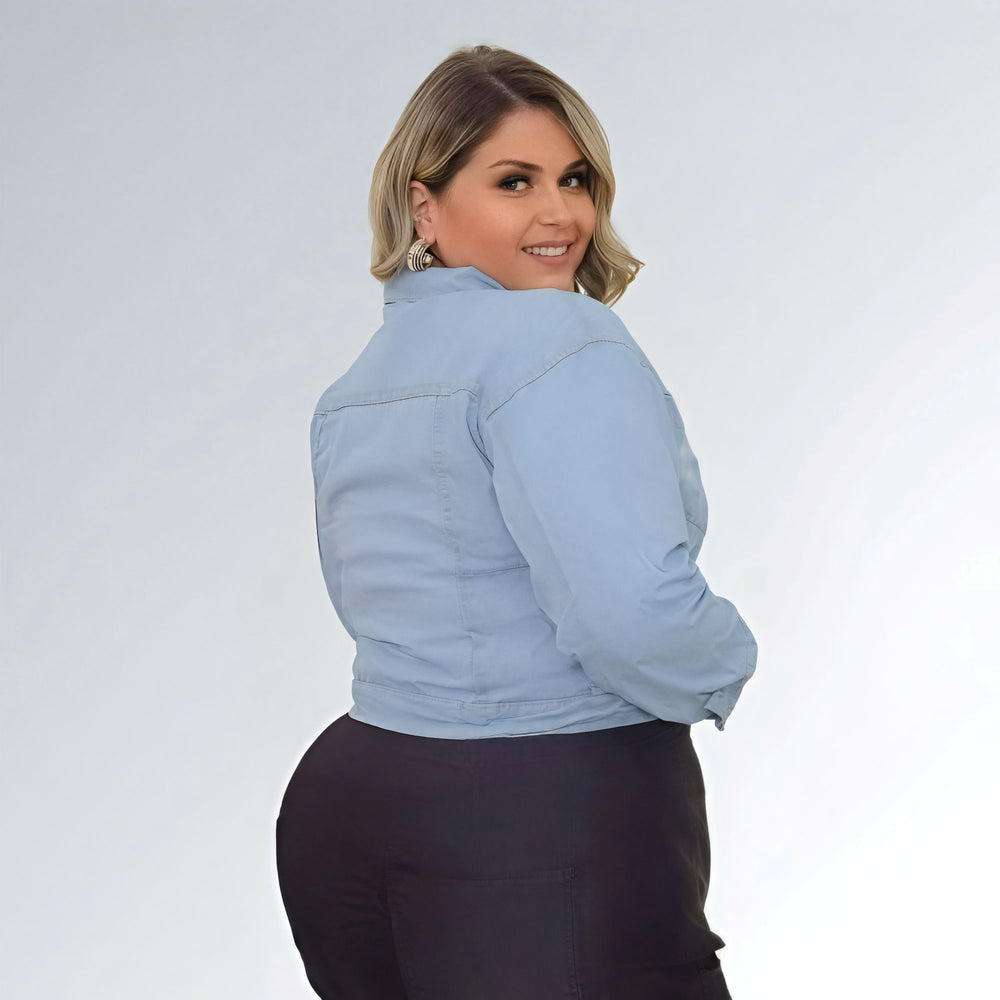 Jaqueta jeans feminina plus size azul clara, modelo cropped com botões frontais e detalhes destroyed casuais.