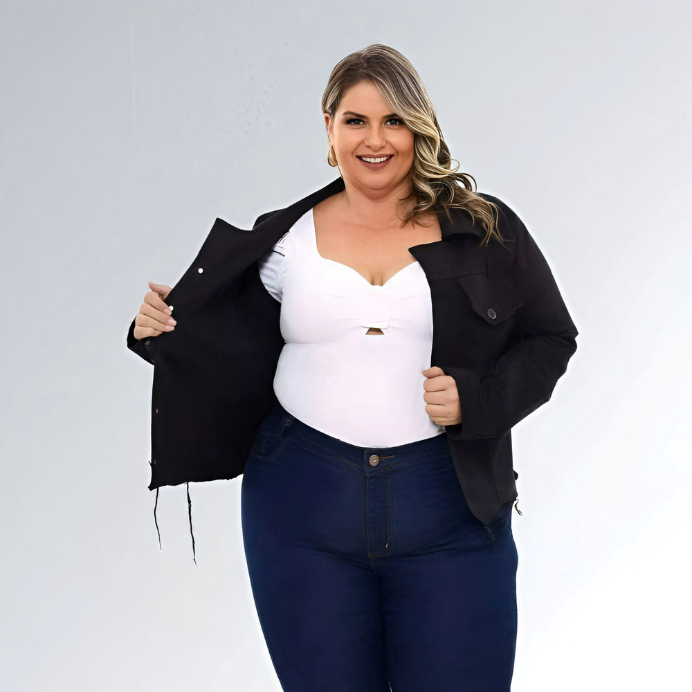 Jaqueta jeans feminina plus size preta, modelo casual com bolsos frontais, gola clássica e botões.