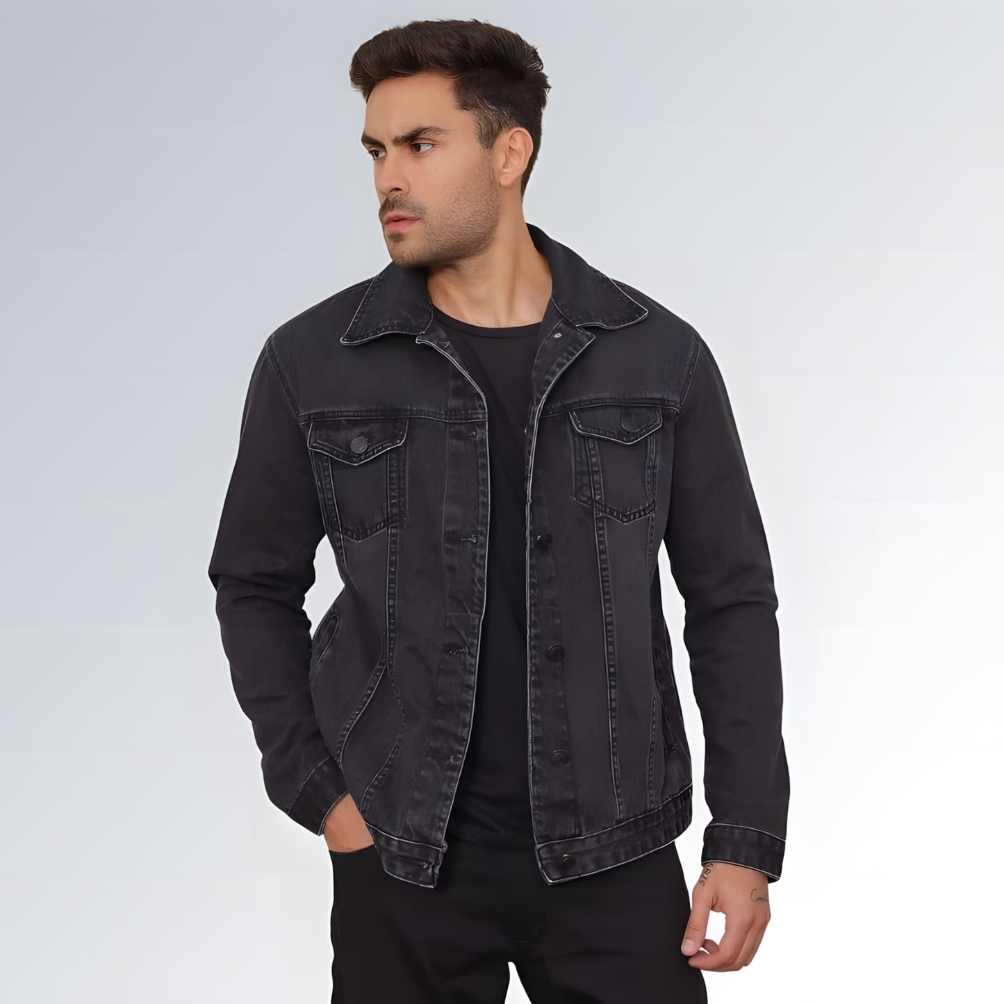 Jaqueta jeans preta Pthirillo masculina com fechamento frontal em botões, bolsos no peito e costura aparente — peça moderna disponível para venda online de moda masculina casual.