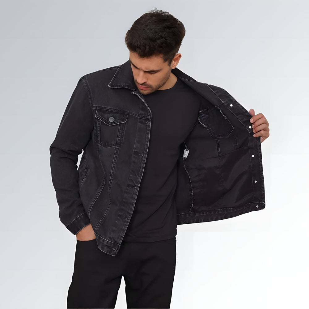 Jaqueta jeans preta Pthirillo masculina com fechamento frontal em botões, bolsos no peito e costura aparente — peça moderna disponível para venda online de moda masculina casual.