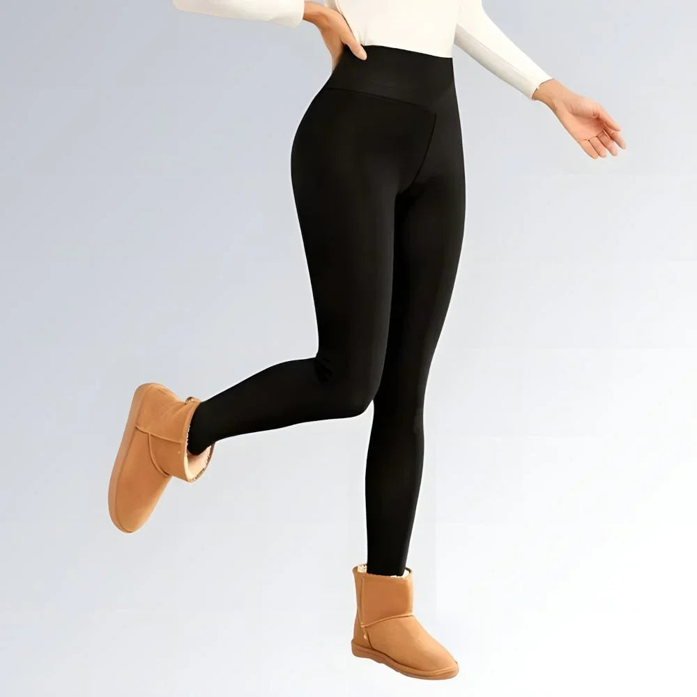 Legging feminina preta de veludo com cintura alta e forro térmico, ideal para dias frios com estilo.