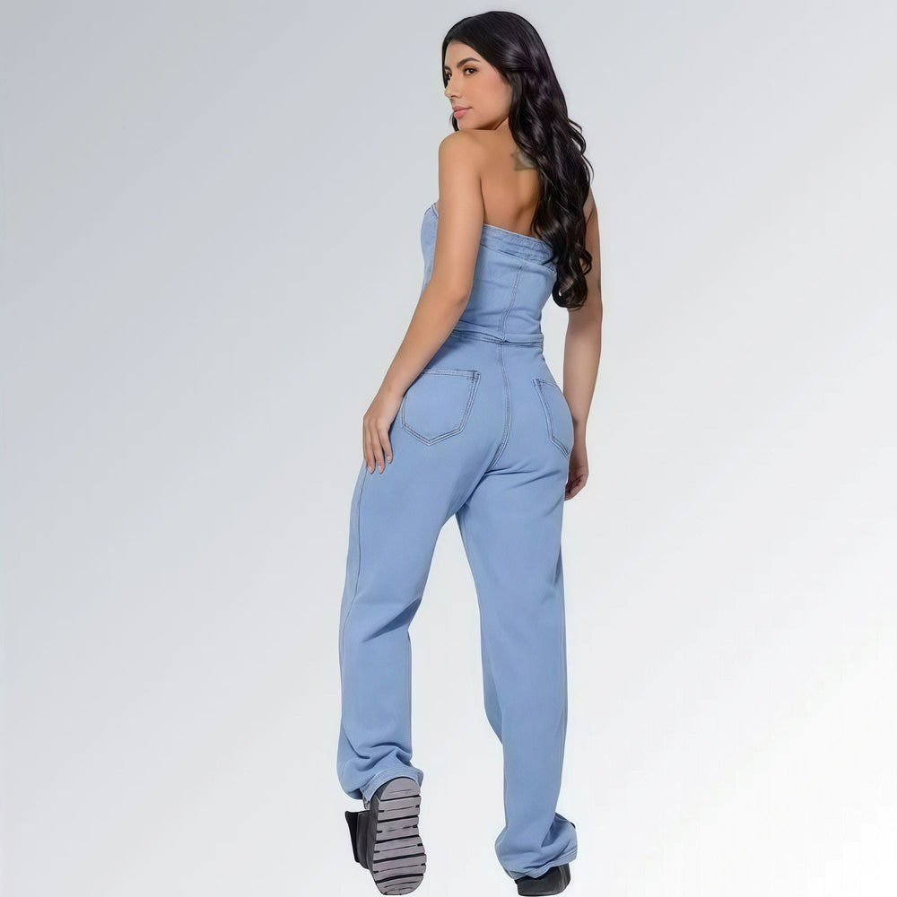 Macacão azul jeans claro longo feminino tomara que caia e bolsos laterais, pernas largas e sandálias plataforma pretas — peça moderna disponível para venda online de moda casual.
