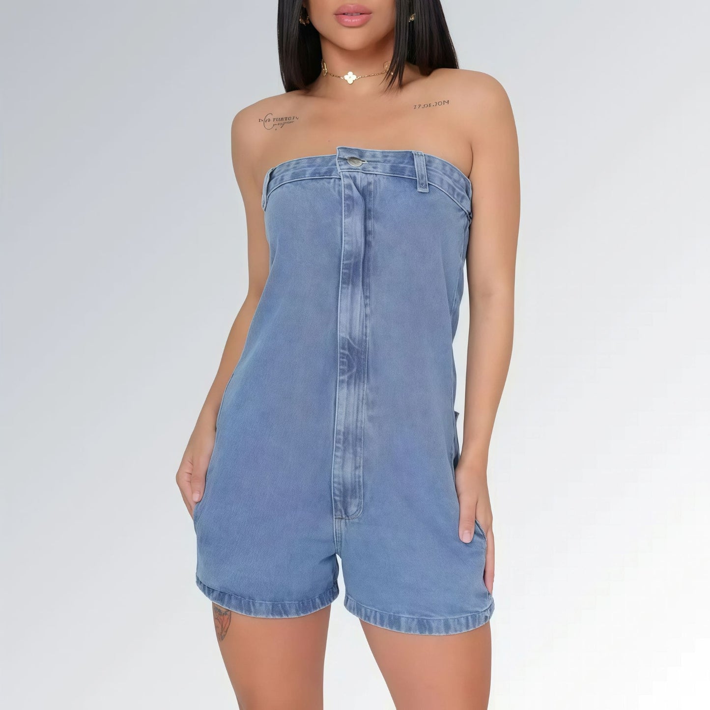 Macaquinho jeans feminino tomara que caia azul claro com bolsos laterais e detalhe de costura frontal, peça moderna disponível para venda online de moda casual.