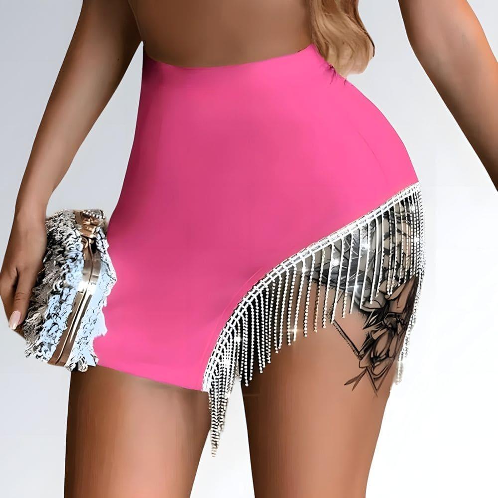 Mini saia rosa feminina com fenda lateral, detalhe de correntes prateadas e design glamouroso para festas.
