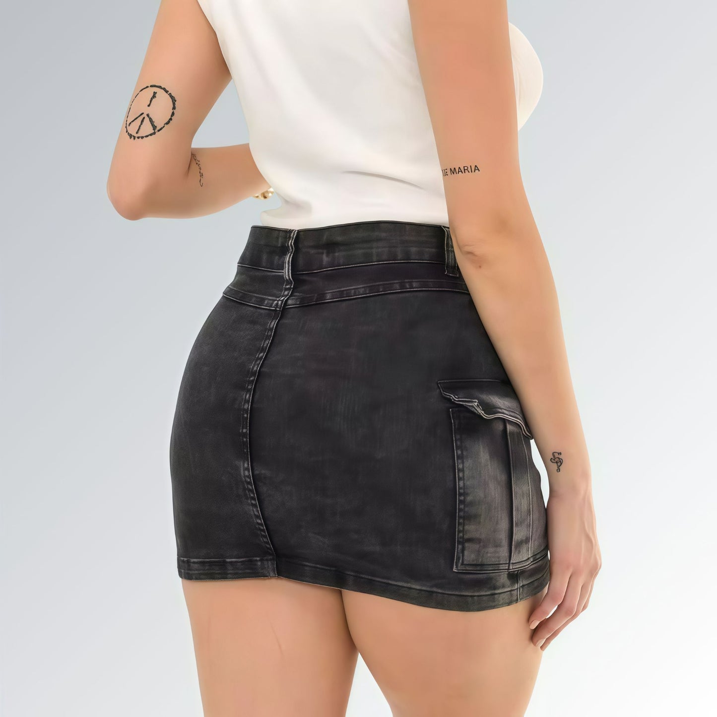 Mini saia jeans feminina grafite com cintura alta, bolsos frontais e caimento ajustado para look casual.