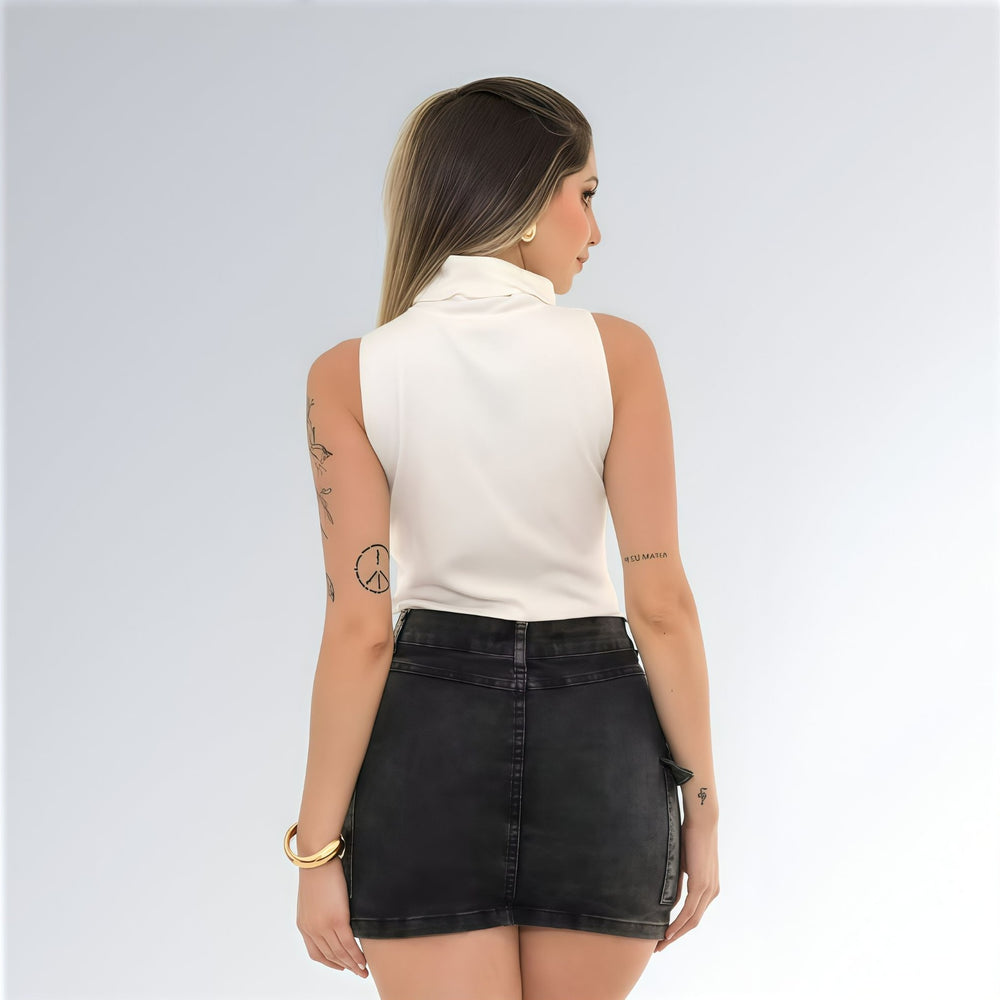 Mini saia jeans feminina grafite com cintura alta, bolsos frontais e caimento ajustado para look casual.