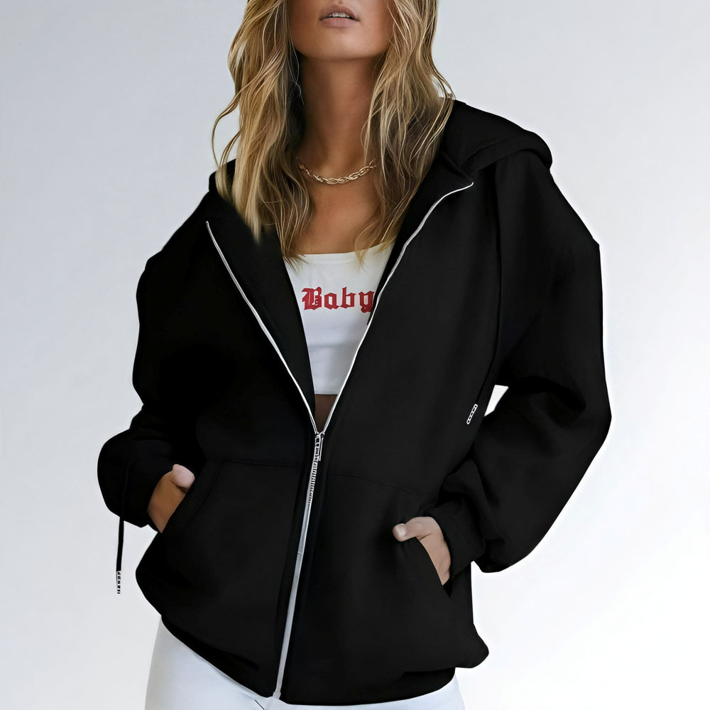 Moletom feminino preto com zíper frontal, capuz, bolsos laterais e modelagem oversized de manga longa.