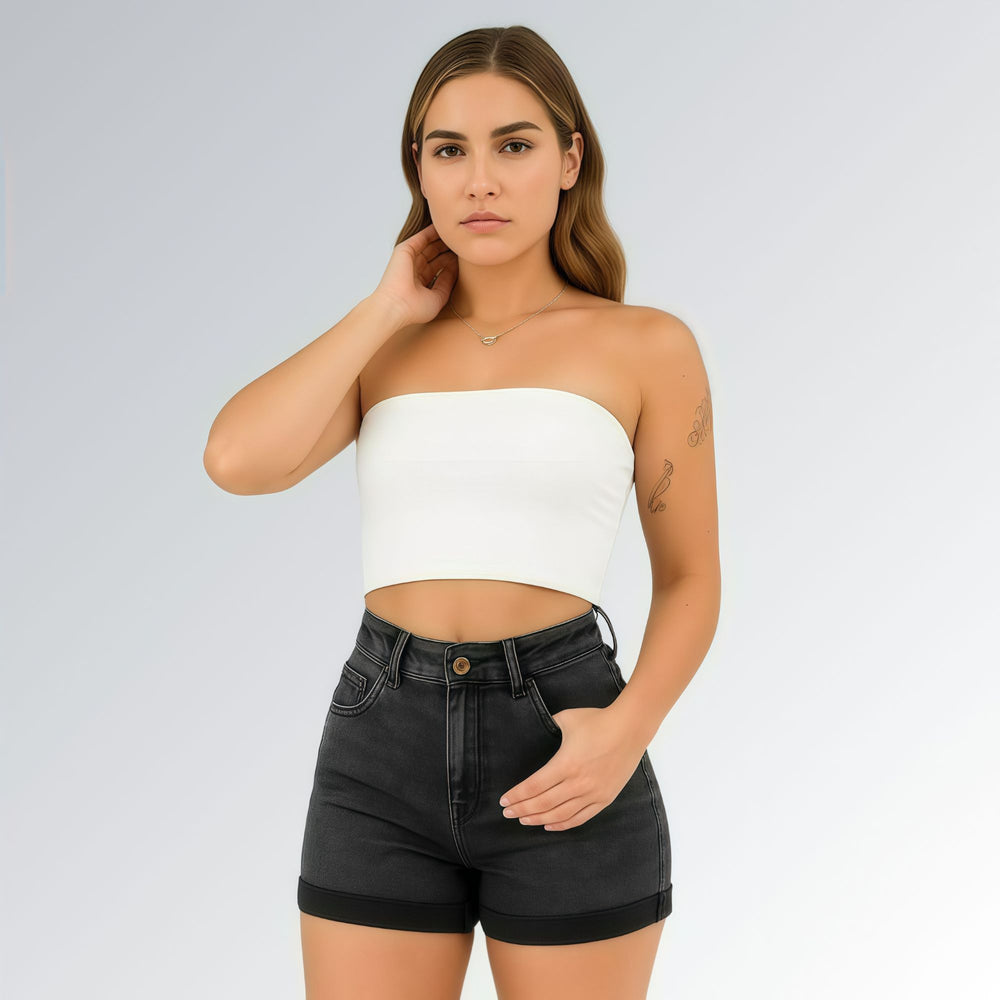 Shorts feminino jeans meia coxa cor grafite marmorizado, modelo cintura alta com botão dourado e bolsos frontais.