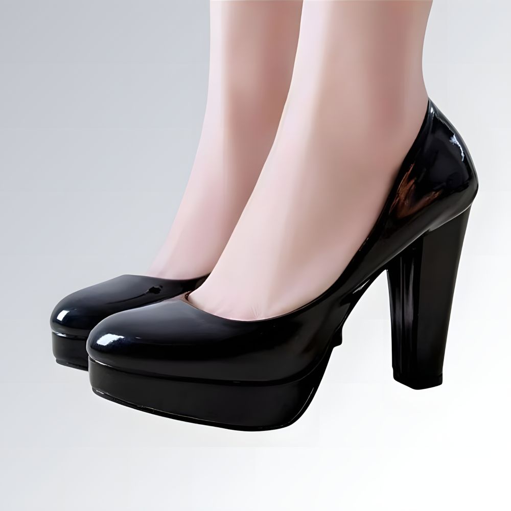 Scarpin feminino preto com salto bloco de 10cm, plataforma discreta e bico redondo.