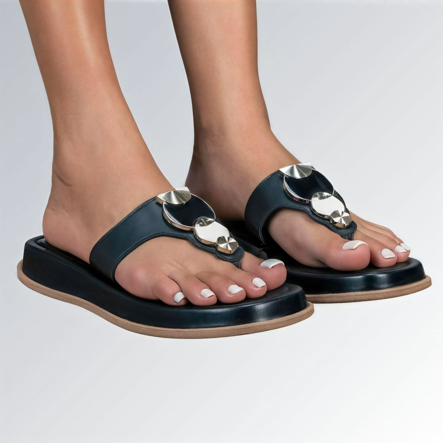 Sandália Flat Mary feminina GuGi preta com sola reta plataforma antiderrapante e detalhes metálicos modernos.