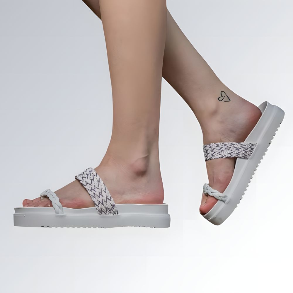 Sandália papete tressê feminina GuGi estilo Birken branca com tiras trançadas e solado antiderrapante.